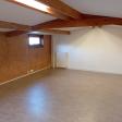 une pièce charpente apparente, sol souple, plafond plâtre blanc, parois OSB et plâtre blanc