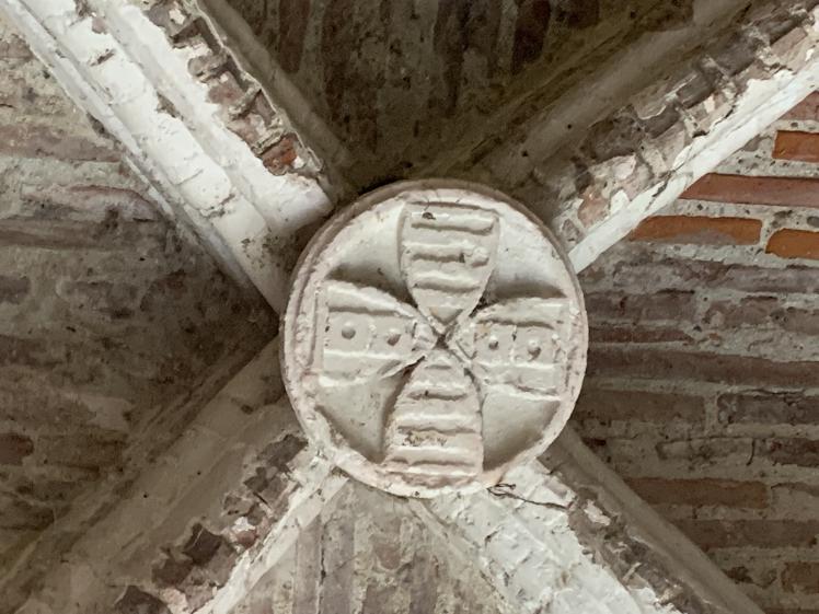 Porche d'entrée avec voute en croisée d'ogive et clé de voute sculptée