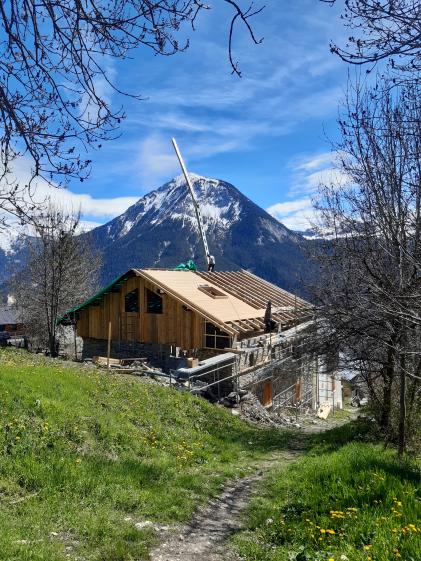 Pose de la couverture avec vue sur la vallée de Bozel