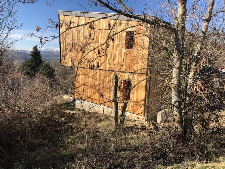 Se fondre au niveau de l'entrée haute du bourg de Rouillas Haut (Pignon Est)