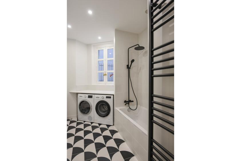 architecte-restructuration-renovation-amenagement-salle-de-bains-noir-et-blanc-a