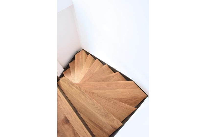 architecte-restructuration-renovation-escalier-metallique-bois-vernis-area-studi