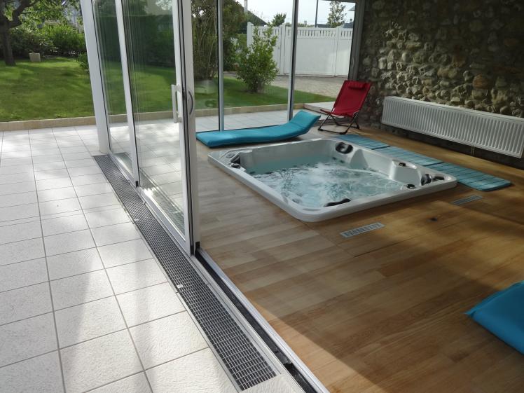 Jacuzzi aménagé au rez-de-jardin du bâtiment existant.