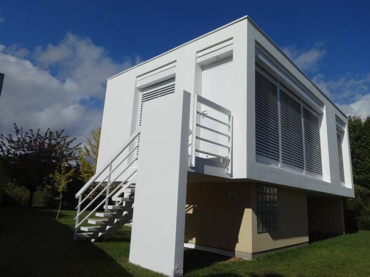 Angle sud-est de l'extension, avec escalier d'accès direct au jardin.