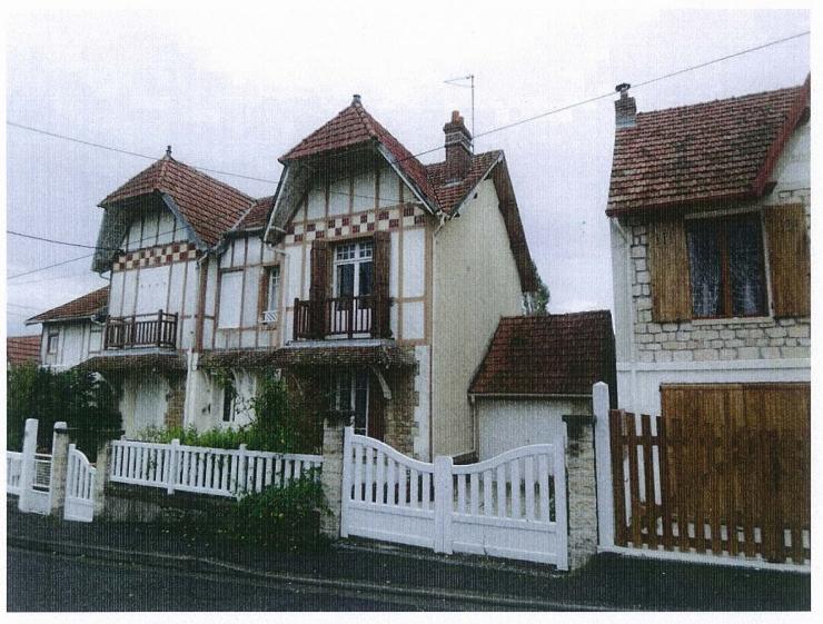 Façade sur rue avant démolition du garage existant pour la réalisation de l'exte