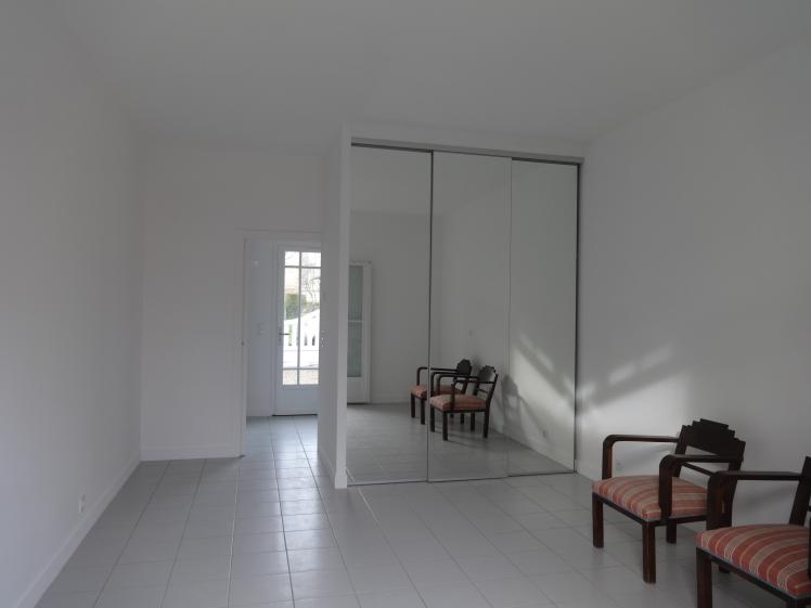 Intérieur de l'extension: chambre d'amis, grande penderie avec portes coulissant