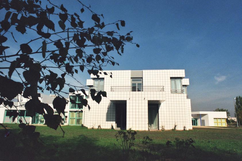 Au centre, des chambres du foyer de vie.