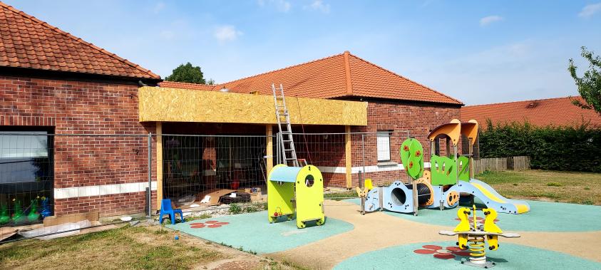 Réalisation de l'auvent avant pose du bardage biosourcé 