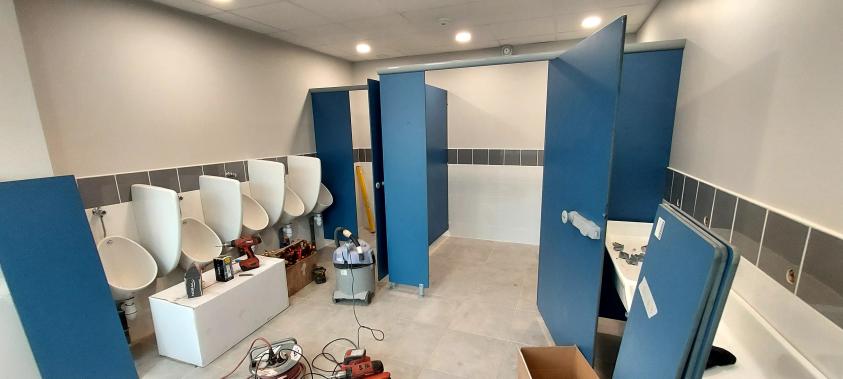 Amenagement interieur en cours, sanitaire garçons 