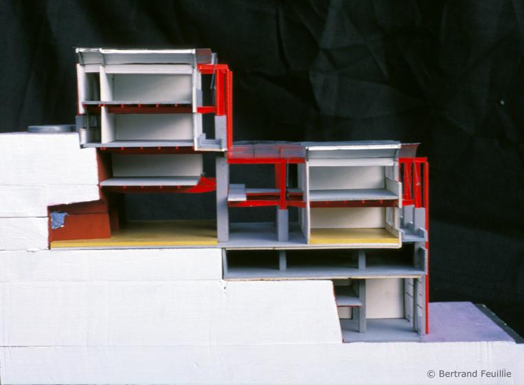 Maquette en tranche type de l'ensemble tertiaire construit sur les soutènements 