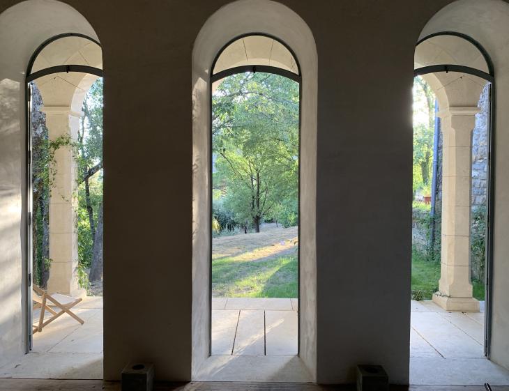 vue depuis l'intérieur vers le jardin