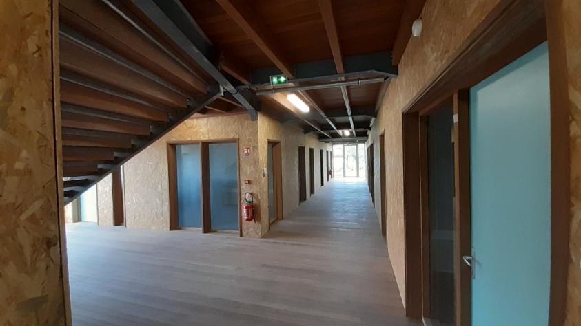 Le couloir en bas avec le revêtement en bois