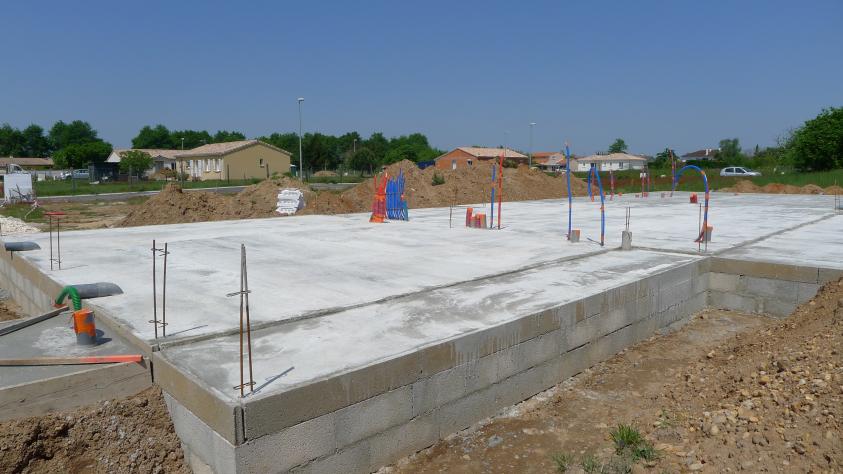 Coulage de la dalle puis séchage avant de démarrer l’élévation des murs