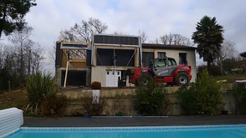 Réalisation de l’ossature bois sur le garage existant et la partie extension