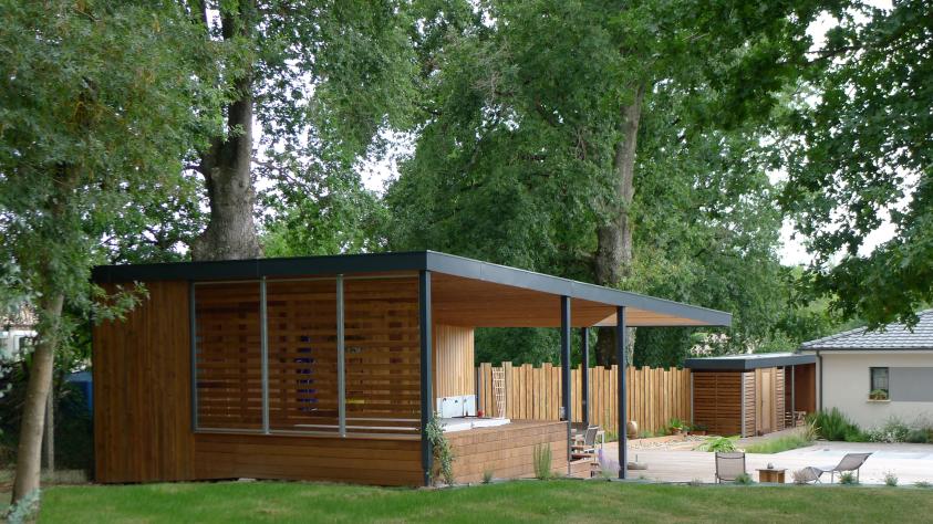 Le choix des matériaux s’est voulu qualitatif : ipé pour la terrasse, red cedar 