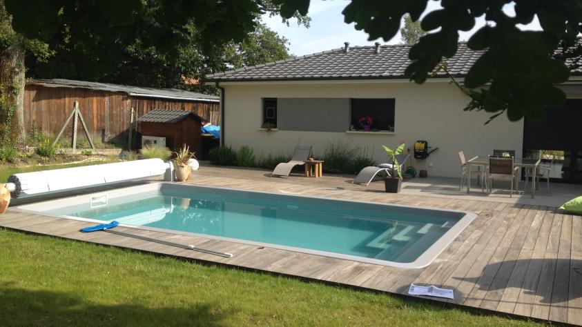 Vue de la maison existante et de la piscine depuis le parc.