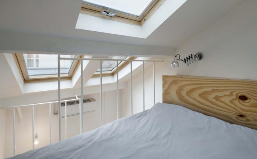 Le lit situé sous trois Velux sur la mezzanine au R+2. Picture: Hervé Abbadie.