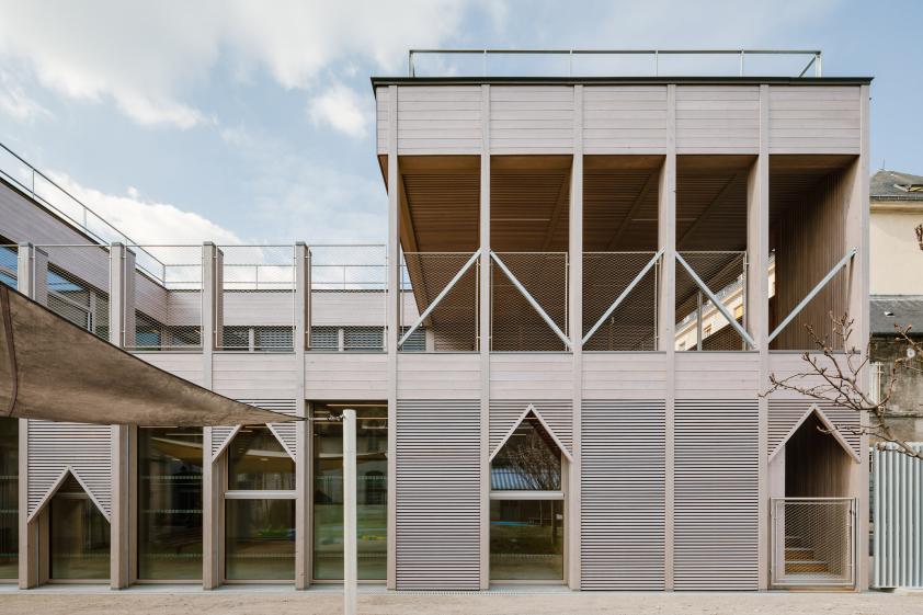 Crèche Saint Louis // côté jardin, une façade en bois à destination des enfants 