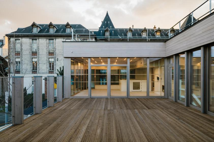 Crèche Saint Louis // une terrasse à l'étage accueillant de multiples usages © B