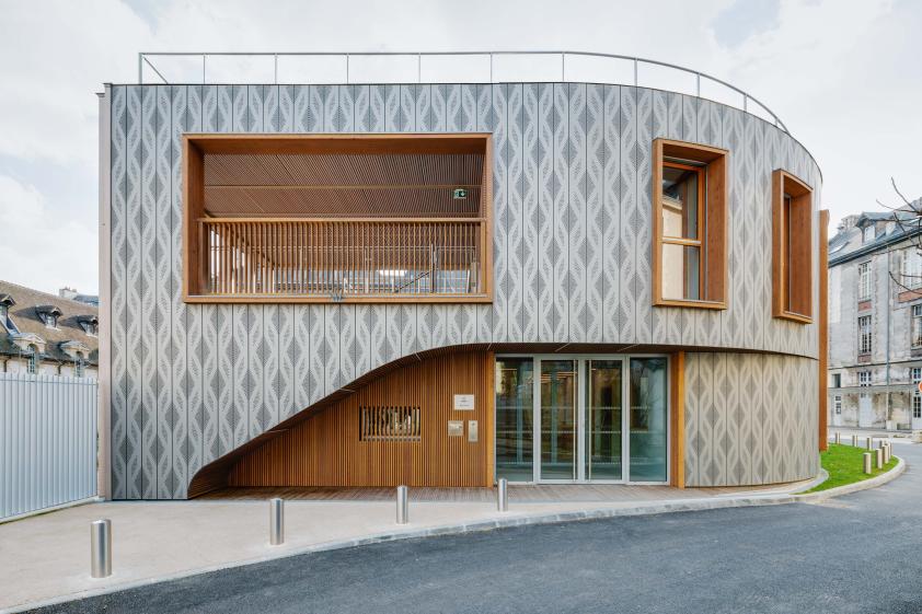 Crèche Saint Louis // une vêture en zinc en écho avec un site patrimonial © Beno