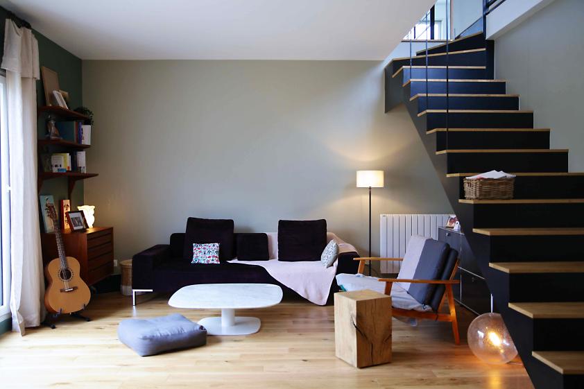 Intérieur - Séjour avec escalier en métal et bois