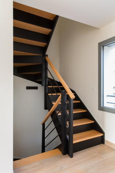 Surélévation d'un garage à Saint Cloud - escalier en bois