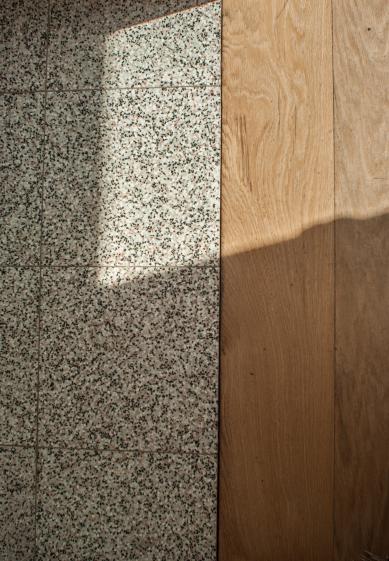 détail parquet/carrellage