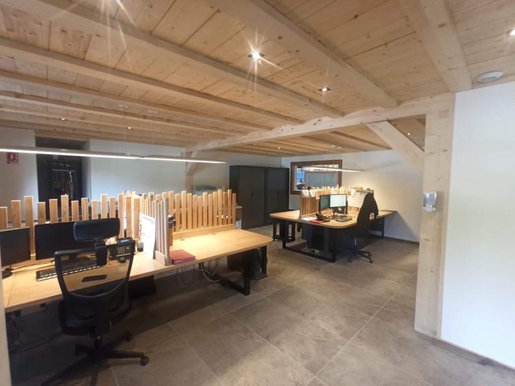 Aménagement de bureaux dans un bâtiment artisanal de charpente bois