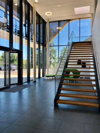Hall d'accueil Escalier transparent bois et acier - Photo