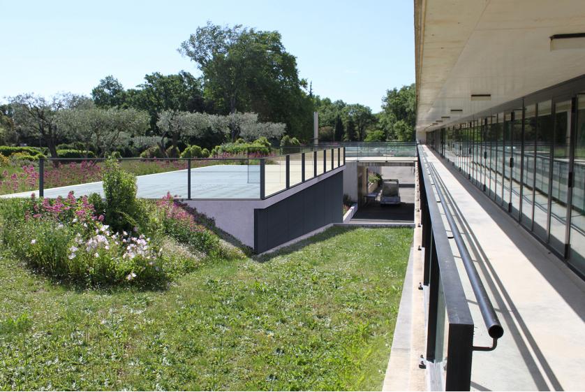 La toiture aménagée en terrasse prolonge l'esplanade du musée.