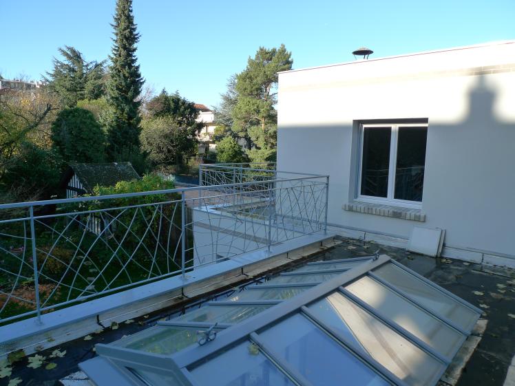 Une verrière est créée sur le toit terrasse de l'extension, au dessus de la cuis