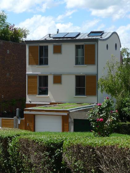 L'originalité de cette maison est la toiture courbe en zinc, qui lui donne une l