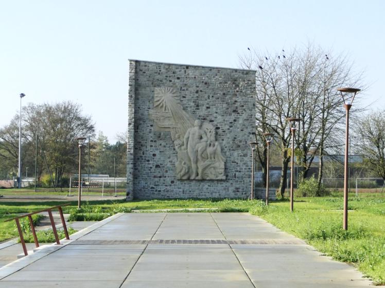 La façade du bâtiment C et son bas-relief, L’homme dans la création de Louis Did