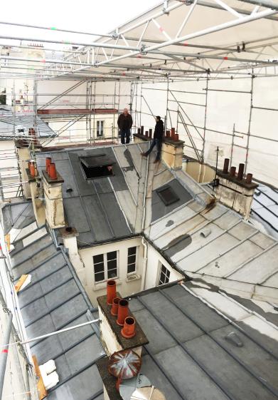 Paris Eiffel_Chantier: parapluie et dépose de la toiture