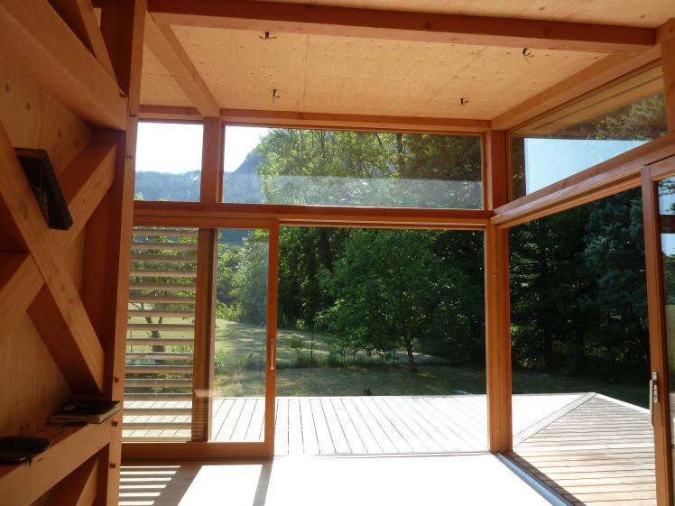 Vue intérieur bois de la cabane dans le Jura