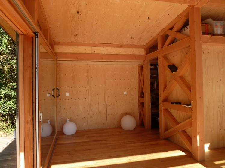 Vue intérieur bois de la cabane dans le Jura