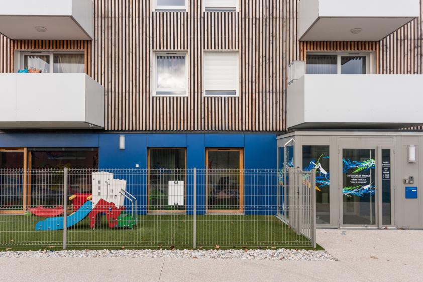 Jardin et entrée de la crèche.