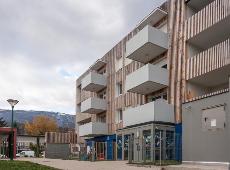 Vue extérieure de la façade sud du bâtiment "Arc en ciel".