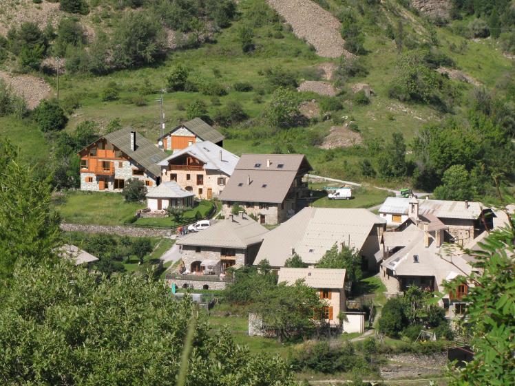 Insertion de la ferme rénovée dans le village