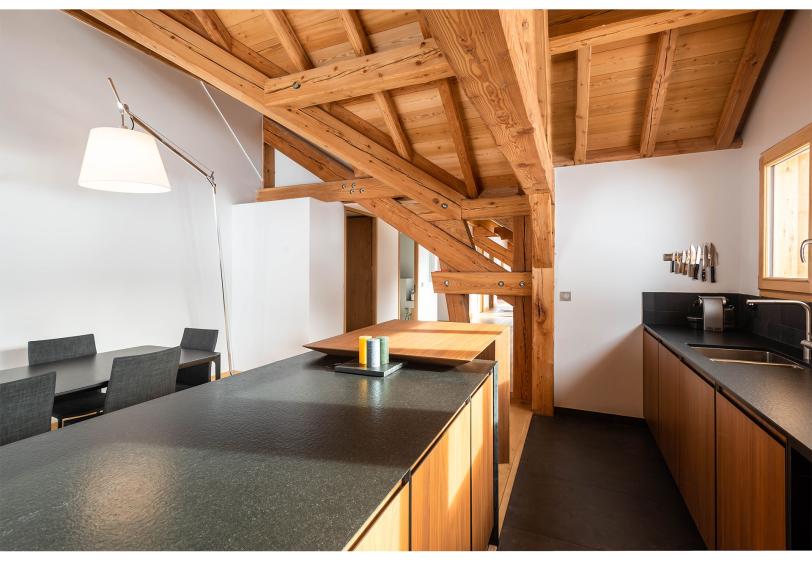 Cuisine du logement 1 - Matérialité du mobilier rappelant celle de l'architectur