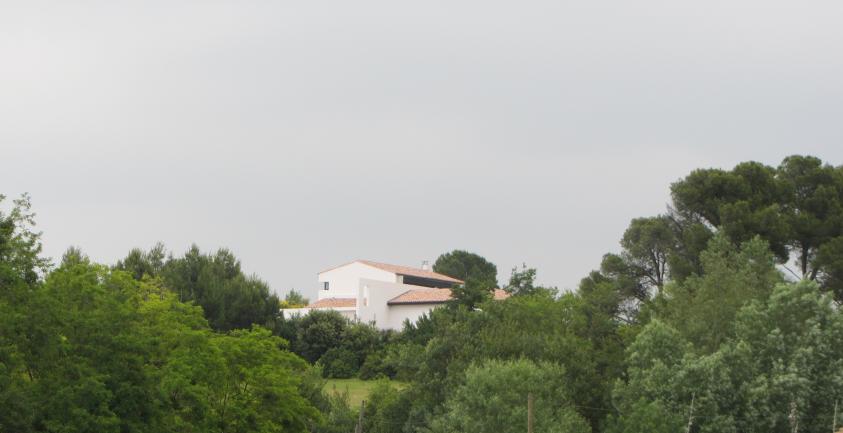 Intégration dans le paysage:  contemporain avec de la tuile canal