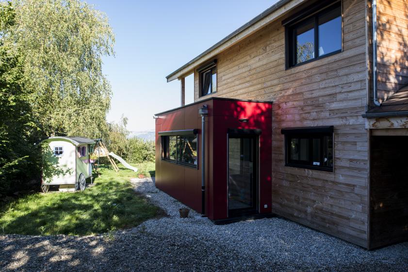 Maison en bois et son petit volume cubique rouge