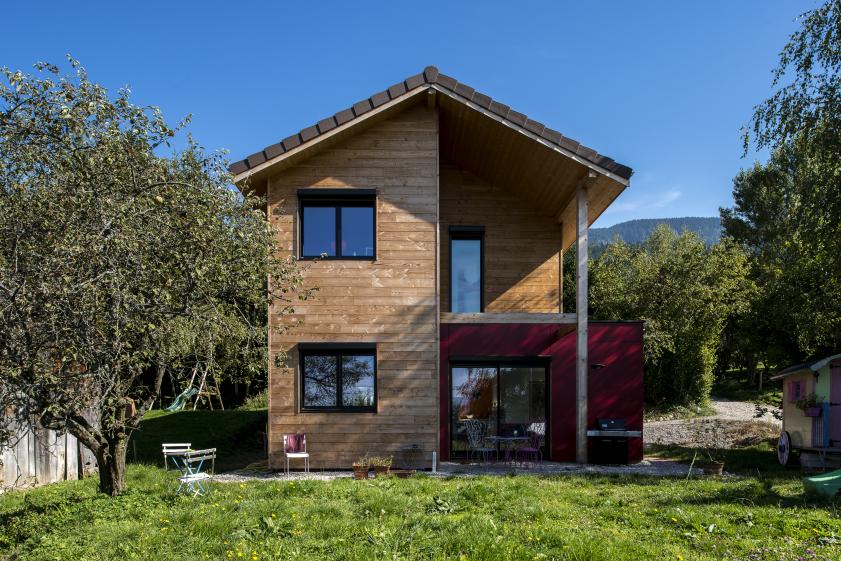 Maison en bois et son petit volume cubique rouge