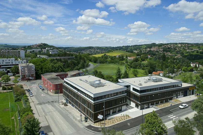 Construction HQE de deux immeubles de bureaux avec un commerce situé en zones fr