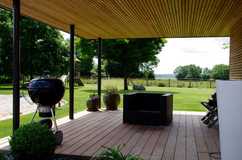 la terrasse abritée sous la chambre