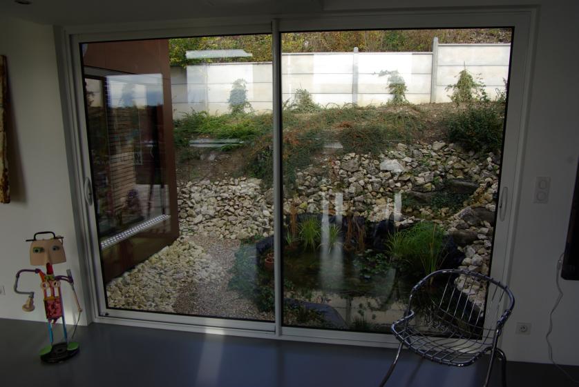 Le jardin arrière avec le bassin de récupération des eaux de pluie