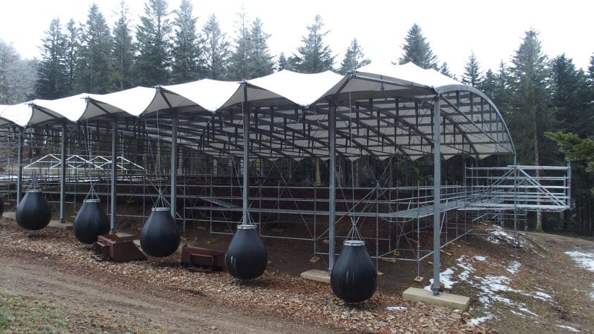 Création de passerelles pour les archéologues sous l'abri PC2 (Abri TESS)