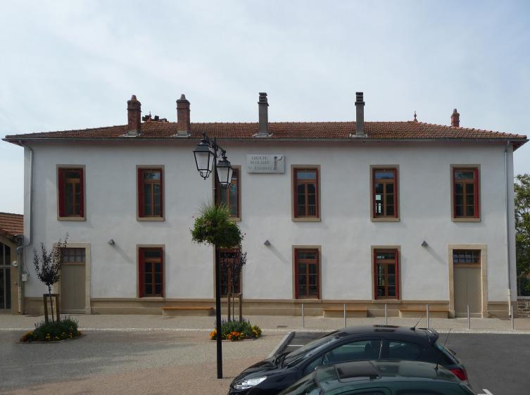 Façade rénovée sur la place du village