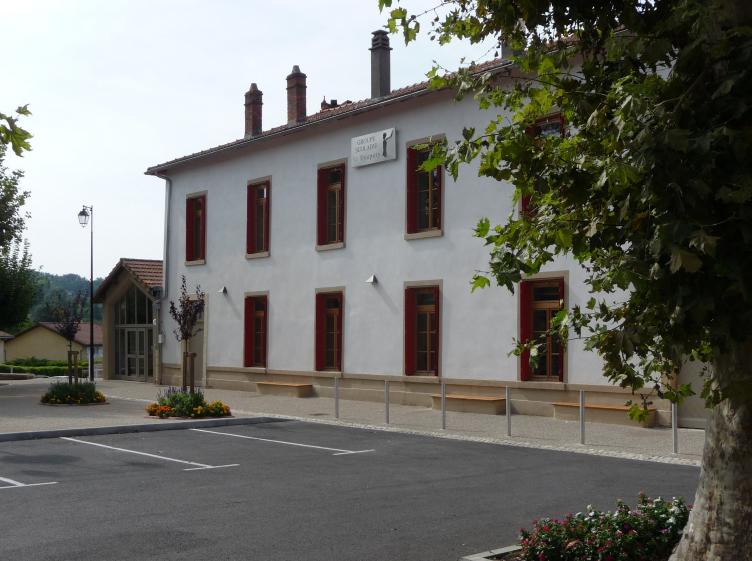 Façade rénovée sur la place du village