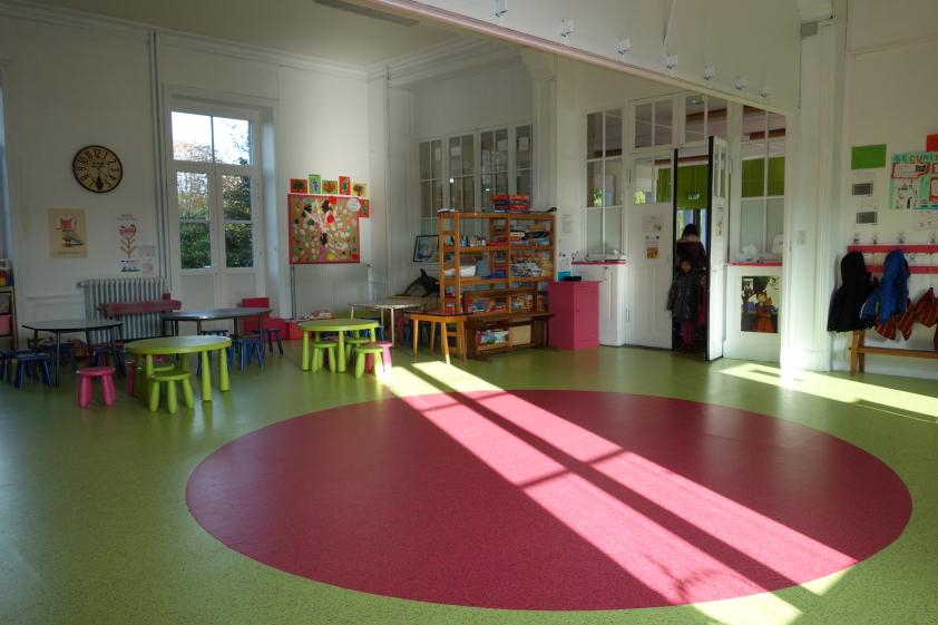 Salle d'accueil et de motricité pour les enfants de Maternelle